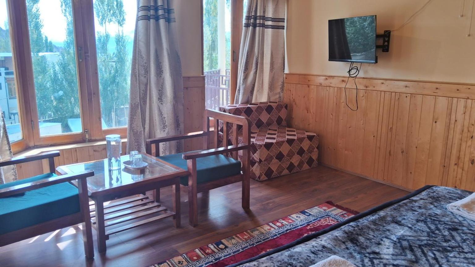 Zaltak Guest House And Hostel Лех Екстер'єр фото